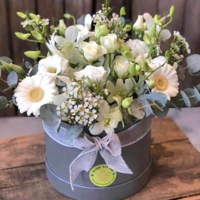 Olivia - A stunning arrangement of luxurious flowers in a white & cream colourway. Made to impress in a stylish hat box.