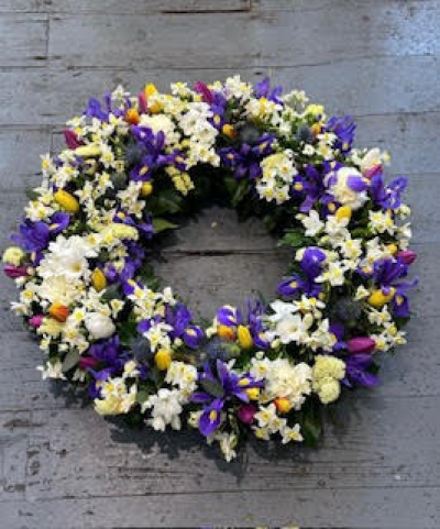 Mixed colour wreath - Wreath of mixed seasonal flowers