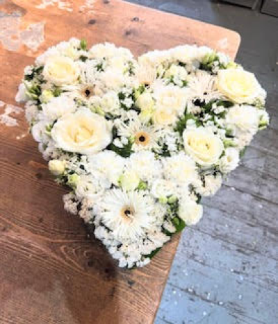 Heavenly heart - Heart shaped tribute in white shades